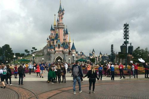 Disneyland xin lỗi người phụ nữ cho bú trong công viên