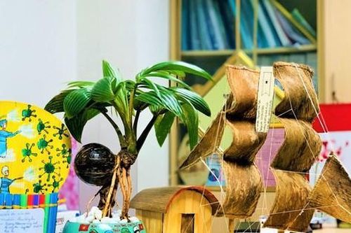 Độc đáo tranh và sản phẩm tái chế đem sức sống mới cho khu cách ly