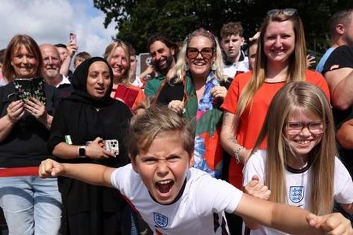 Harry Kane chia sẻ hình ảnh CĐV chào đón tuyển Anh trên đường chuẩn bị cho trận chung kết