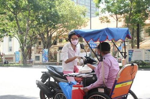 Đôi bạn miệt mài tặng cơm, tiếp quà cho người khó khăn những ngày giãn cách