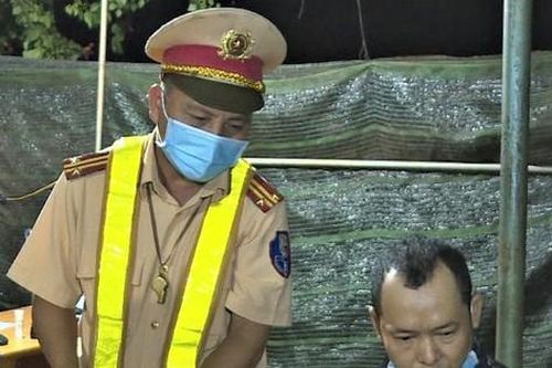 Người đàn ông mang theo súng, hối lộ cảnh sát 100 triệu đồng bất thành