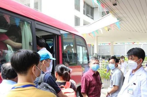 Các bác sĩ 'hai ba lô' lại lên đường vào tâm dịch COVID-19