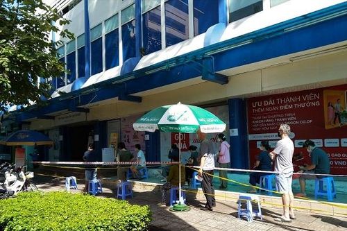 TP.HCM ngày chưa từng có, tập quen mua bán kiểu mới
