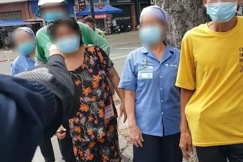 Dí máy quay vào mặt người nhận cơm: Sao nỡ bóc mẽ người nghèo?