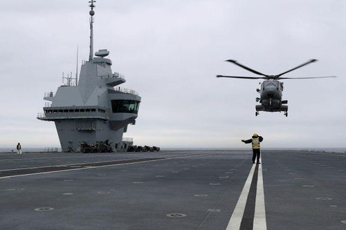 Anh điều trực thăng săn tàu ngầm Nga bám theo tàu sân bay HMS Queen Elizabeth
