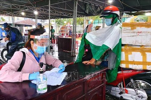 Cần Thơ thành lập Đội hình 'truy vết và lấy mẫu xét nghiệm cộng đồng' hỗ trợ Vĩnh Long