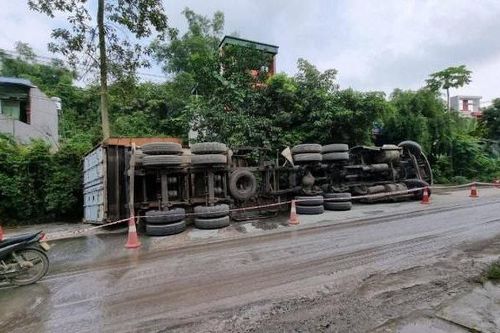 Lật xe container, hàng tấn lít axit tràn ra đường gần khu dân cư Lào Cai