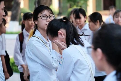 Thí sinh chụp đề thi Toán rồi gửi cho người nhà 'cầu cứu' dân mạng giải hộ: Bộ GD&ĐT nói gì?