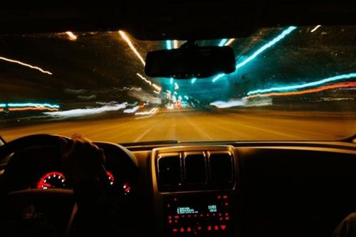 Thuê xe Audi của bạn trai cũ vượt đèn đỏ 49 lần để trả thù