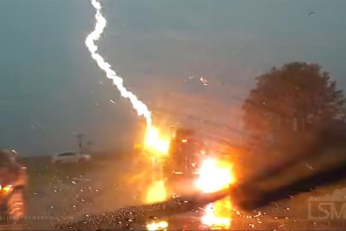 Chiếc Jeep trúng sét liên tiếp, lửa điện chói lòa trước mắt camera hành trình