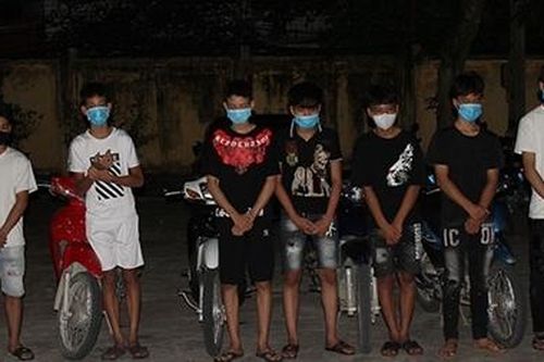 Nhóm thanh thiếu niên tụ tập 'tổ lái' trong đêm
