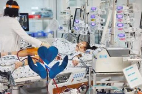 Huy động hàng chục y bác sĩ cứu bé gái 9 tuổi