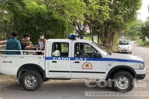 Nhiều người câu cá giải trí, dắt chó đi dạo ở Sài Gòn bị phạt 2 triệu đồng