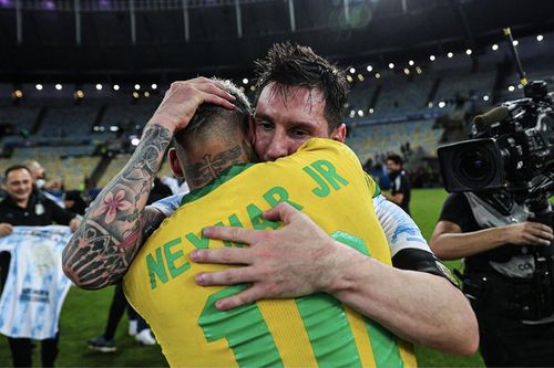 Neymar khóc nức nở, ôm chặt Messi sau chung kết Copa America