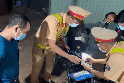 CSGT bắt giữ tên côn đồ tàng trữ 2 súng tự chế ở Đắk Lắk