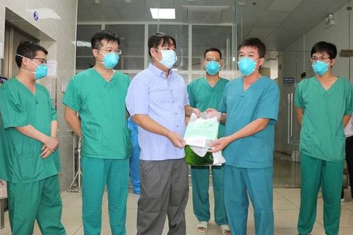 Một bệnh nhân từng nhiễm Covid-19 nặng được xuất viện