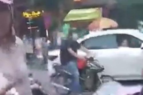 Va chạm giao thông, nữ 'ninja' bực tức cầm vật nhọn cào xước xe ô tô giữa phố Hà Nội