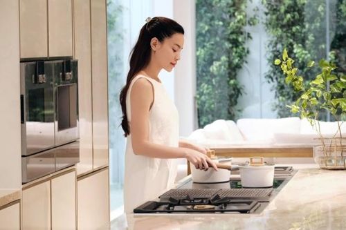 Hà Hồ vào bếp nấu ăn, dân mạng phản ứng khó hiểu: Phụ nữ muôn đời khổ phải không chị?