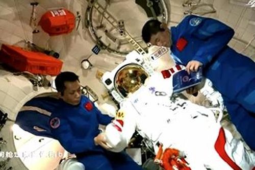 Sau 13 năm, các phi hành gia Trung Quốc lại bước ra không gian vũ trụ