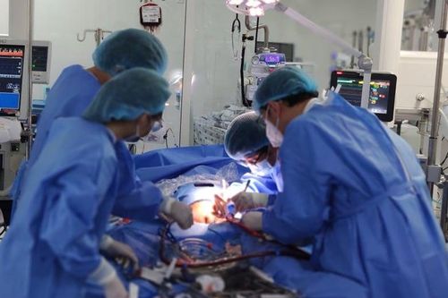 Bé gái nguy kịch sau 2 ngày sốt và đánh trống ngực