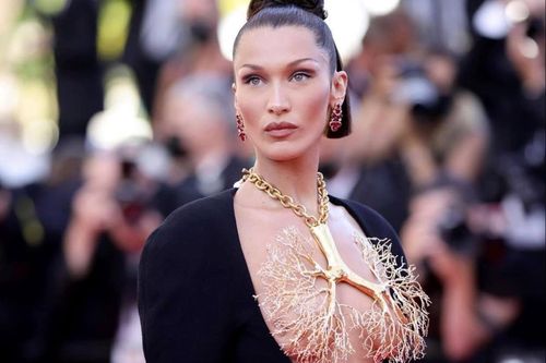 Bella Hadid che ngực bằng trang sức vàng trên thảm đỏ LHP Cannes
