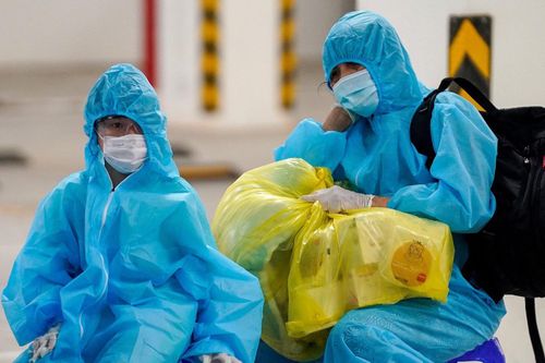 Nhiều F0 mệt mỏi khi đến bệnh viện dã chiến ở Thủ Thiêm trong đêm