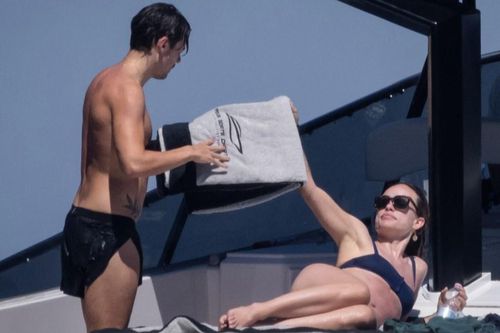 Chuyện tình giữa Harry Styles và bạn gái hơn 10 tuổi