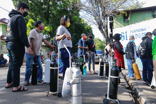 Dân Jakarta xếp hàng dài chờ nạp bình oxy