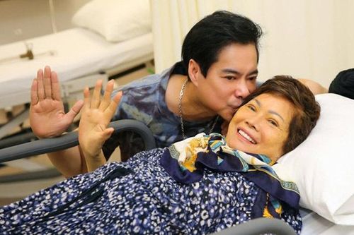 Ca sĩ Ngọc Sơn chịu tang mẹ trong khu cách ly