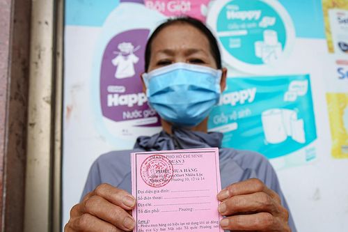 Người dân TP.HCM dùng phiếu chẵn lẻ mua hàng, siêu thị vẫn kín khách