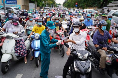 Người dân TP.HCM đi lại đông đúc trong ngày thứ 4 áp dụng Chỉ thị 16
