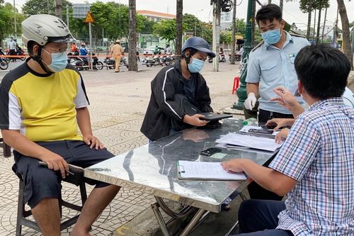 Nam thanh niên giật giấy tờ bỏ chạy khi vi phạm Chỉ thị 16 ở TP.HCM