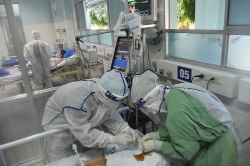 TP Hồ Chí Minh vượt mốc 13.000 ca Covid-19, áp lực điều trị rất lớn