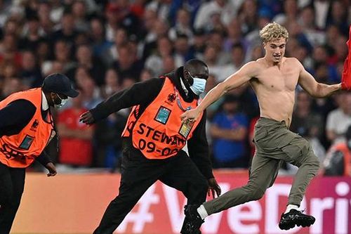 CĐV chạy xuống sân làm gián đoạn trận chung kết EURO 2021