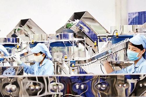 Tăng tốc sản xuất bơm kim tiêm