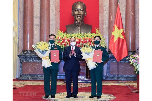 Chủ tịch nước Nguyễn Xuân Phúc trao quyết định thăng quân hàm Đại tướng, Thượng tướng cho hai lãnh đạo Bộ Quốc phòng