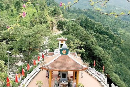 Sống bám đá đánh giặc - Chết hóa đá bất tử