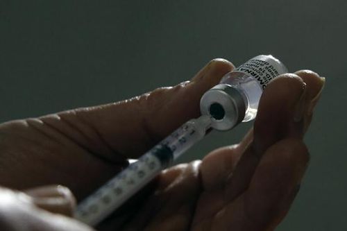 Cô gái Na Uy báo cáo triệu chứng 'ngực nở' sau khi vắc xin COVID-19