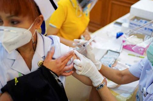 Thái Lan tiêm bổ sung vắc xin AstraZeneca cho những người tiêm Sinovac