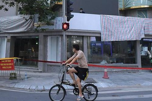 Hình ảnh Hà Nội phong tỏa nhiều điểm ở phố trung tâm khi phát hiện ca mắc COVID-19
