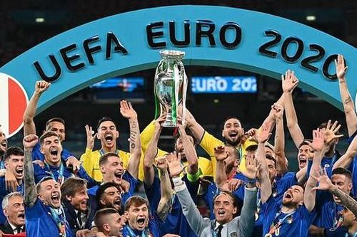 Hình ảnh vỡ òa trong hạnh phúc của đội tuyển Italia khi giương cao chức vô địch Euro 2020