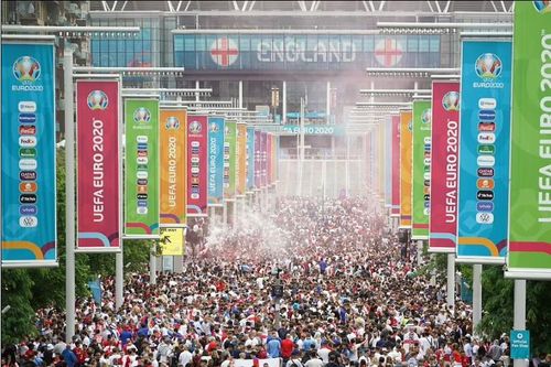 Cổ động viên Anh 'hâm nóng' trận chung kết EURO 2020