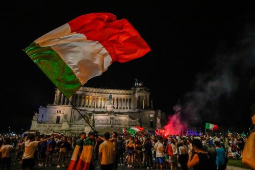 Cổ động viên Italy đổ ra đường ăn mứng chức vô địch EURO 2020