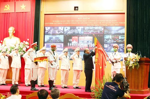 Lực lượng an ninh nhân dân đón Huân chương Bảo vệ Tổ quốc hạng Nhất