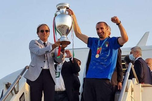 Các nhà vô địch Italy rước cúp bạc EURO 2020 về đến Rome
