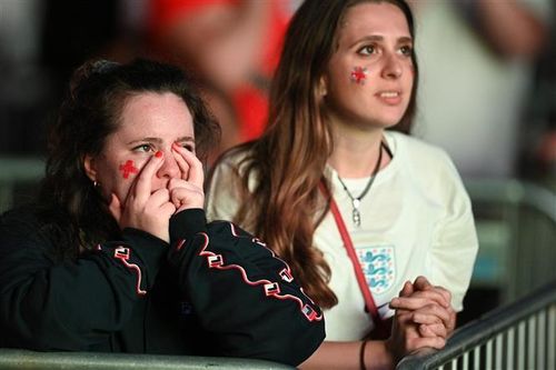 Cảm xúc lẫn lộn của người Anh trên thánh địa Wembley