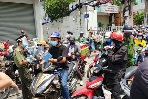 Ngày thứ tư thực hiện Chỉ thị 16, người dân TP Hồ Chí Minh ra đường vẫn đông
