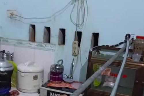 Clip: Tá hỏa phát hiện rắn cặp nia dài hơn 1m chui vào nhà bếp