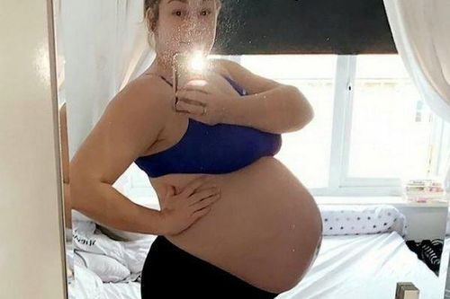 Bụng to như bầu 2 đứa, sản phụ choáng váng khi thấy con trai mới sinh