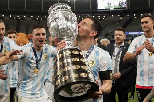 Messi vượt Ronaldo về số danh hiệu trong sự nghiệp